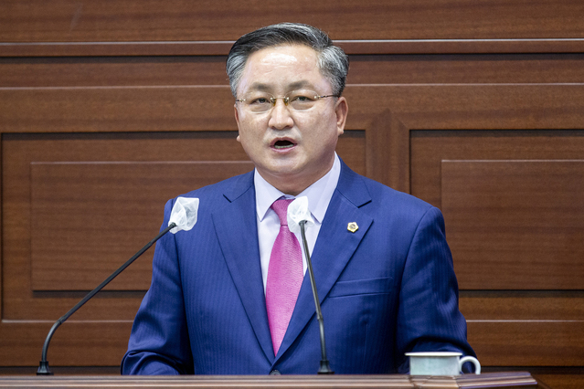 ▲ 이동업 경북도의원(포항)은 지난 8일 제327회 제2차 정례회 제1차 본회의 도정질문을 하고 있다.ⓒ경북도의회