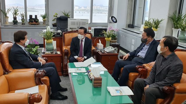 ▲ 한범덕 충북 청주시장이 8일 국회를 방문해 이종배 예결위원장을 만나 정부 예산안에 미 반영된 청주시 주요 현안사업들의 당위성을 설명하고 정부예산 지원을 건의했다.ⓒ청주시