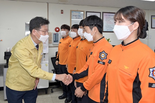 ▲ 김정섭 공주시장이 8일 제59주년 소방의 날을 맞아 119안전센터 방문해 직원들을 격려하고 있다.ⓒ공주시