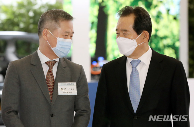 ▲ 정세균(오른쪽) 국무총리와 머니투데이 홍선근 회장이 지난 2020년 10월 28일 서울 동대문구 동대문디자인플라자에서 열린 '2020 그린뉴딜엑스포'에서 대화를 나누고 있다.