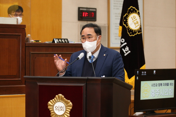 ▲ 충주시의회 제261회 임시회 제2차 본회의에서 조중근 의원이 시정질의를 벌이고 있다.ⓒ충주시의회
