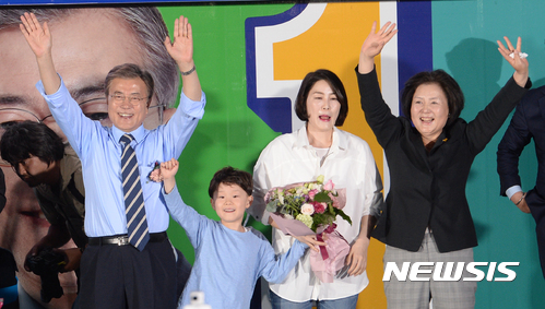 ▲ 지난 2017년 당시 더불어민주당 대선후보였던 문재인 대통령이 서울 종로구 광화문광장에서 열린 집중유세에서 김정숙 여사와 딸 다혜 씨 그리고 손자와 함께 손을 흔들고 있다.ⓒ뉴시스