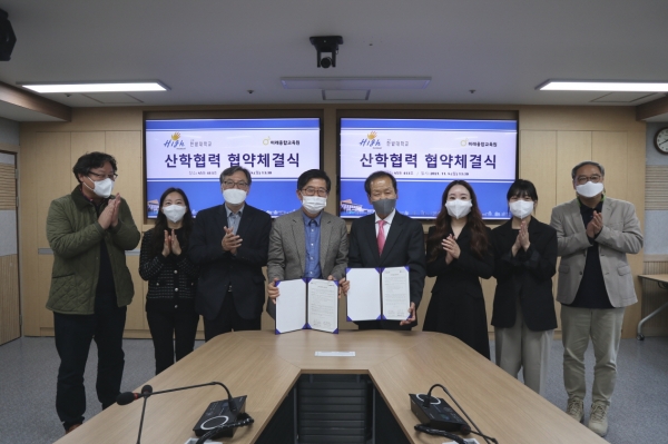 ▲ 지난 8일 교내에서 미래 핵심산업 분야 인재양성 및 산학협력 활성화를 위한 업무협약을 체결했다.(사진 왼쪽 네 번째부터 한밭대 최종인 산학협력부총장, 미래융합교육원 이인섭 대표).ⓒ한밭대