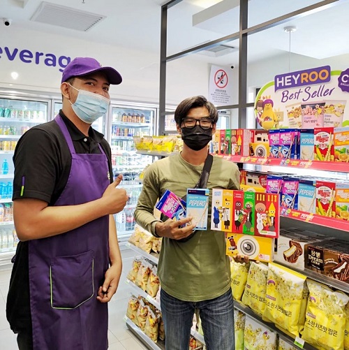 ▲ 말레이시아 CU센터포인트점의 빼빼로데이 진열대 앞에서 스태프와 고객이 함께 빼빼로를 구경하고 있다.ⓒBGF리테일