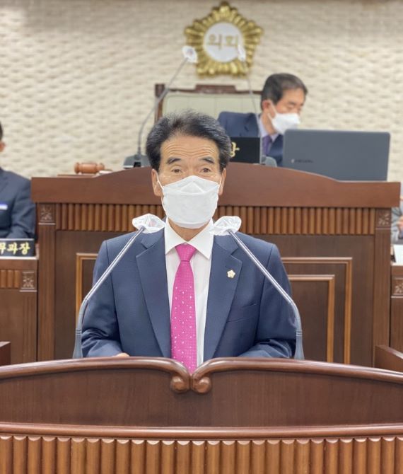 ▲ 김외식 옥천군의원이 ‘용담댐 방류로 인한 수해 신속한 피해보상 촉구 건의안’을 낭독하고 있다.ⓒ옥천군의회