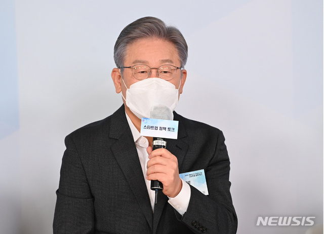 ▲ 이재명 더불어민주당 대선 후보가 8일 서울 성동구 패스트파이브 서울숲점 라운지에서 '스타트업 정책 토크'를 하고 있다. ⓒ뉴시스