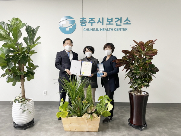 ▲ 충주시보건소 정용미 감염관리과장이 국방부장관 감사패를 받고 있다.ⓒ충주시