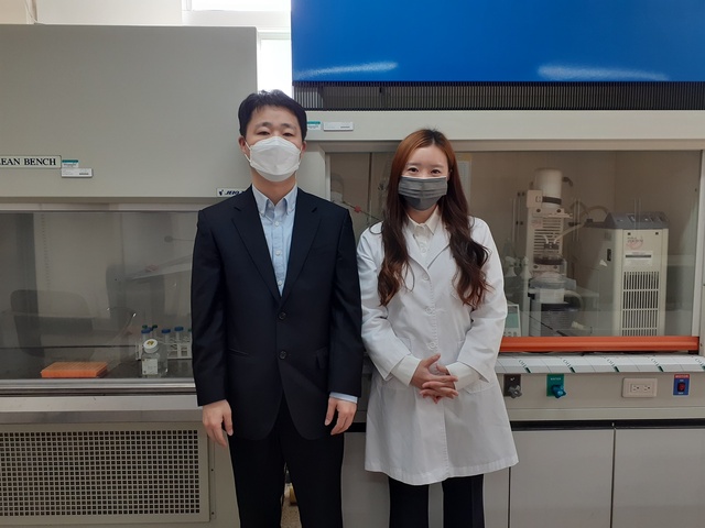 ▲ 대구한의대학교(총장 변창훈) 뷰티케어학과 민유홍 교수(왼쪽)가 황매실 정유의 미백효과에 관한 특허 기술을 기업에 이전했다.ⓒ대구한의대