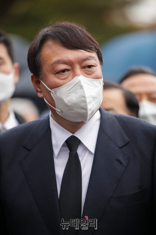 ▲ 9일 오후 서울 강북구 국립4.19민주묘지를 방문한 윤석열 국민의힘 대선 후보. ⓒ강민석 기자(사진=윤석열 캠프)