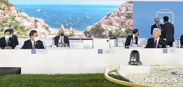 ▲ G20 정상회의를 참석 중인 문재인 대통령이 31일 오후 이탈리아 로마 누볼라컨벤션센터에서 열린 공급망 회복력 관련 글로벌 정상회의에서 조 바이든 미국 대통령과 인사하고 있다.ⓒ뉴시스