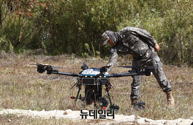 ▲ 지난 9월 과학화전투훈련단(KCTC)에서 열린 '아미 타이거 4.0' 시범 중에 등장한 드론. (기사내용과 직접적 관련은 없습니다.) ⓒ강민석 기자.