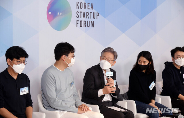 ▲ 이재명 더불어민주당 대선 후보가 지난 8일 서울 성동구 패스트파이브 서울숲점 라운지에서 '스타트업 정책 토크' 자리에서 '배달특급'에 대해 얘기하고 있다. ⓒ뉴시스