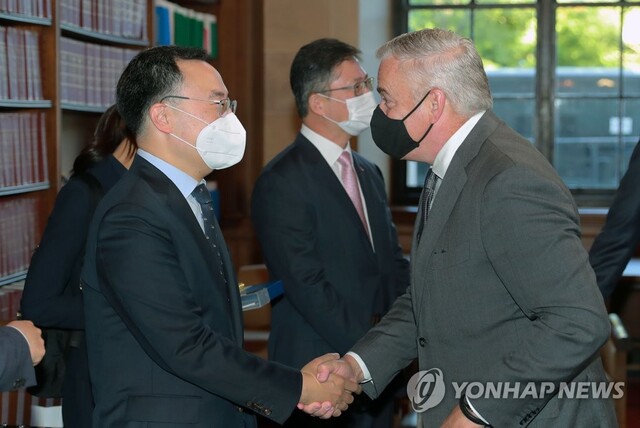 ▲ 스티브 키퍼 GM 수석부사장이 한국GM 부평공장 등을 방문했다. 지난 5월 방한해 문승옥 산업부 장관과 만나는 모습. ⓒ연합뉴스