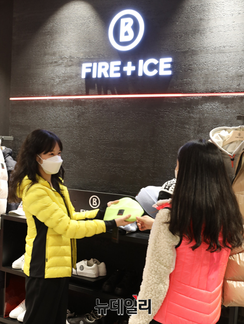 ▲ '파이어 앤 아이스' 매장을 찾은 고객들이 10일 서울 송파구 롯데백화점 잠실점에서 아웃도어 상품들을 살펴보고 있다. ⓒ롯데쇼핑