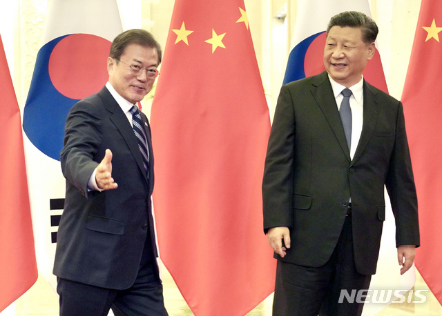 ▲ 문재인 대통령(왼쪽)과 시진핑 중국 국가주석이 2019년 12월 중국 베이징 인민대회당에서 정상회담 전 악수를 한 후 회담장으로 향하고 있다.ⓒ뉴시스