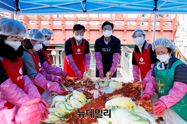 ▲ 롯데물산 임직원을 비롯한 송파구 관내 봉사자들이 10일 오전 서울 송파구 서울놀이마당에서 '사랑의 김장 나눔' 행사를 진행하고 있다. ⓒ롯데물산