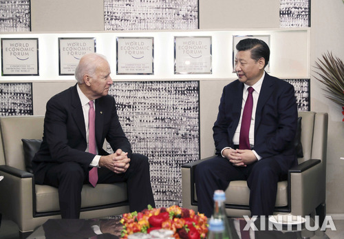 ▲ 2017년 1월 스위스 다보스에서 열린 세계경제포럼에 참석한 당시 조 바이든 미국 부통령(왼쪽)과 시진핑 중국 국가주석이 회담을 하고 있다.ⓒ뉴시스