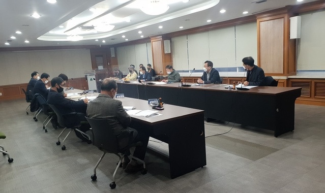 ▲ 경상북도는 9일 저녁 행정부지사 주재로 소방·교통·환경 등 10개 관련부서장이 참석한 가운데 요소수 수급 안정을 위한 긴급 비상대책 회의를 열었다.ⓒ경북도