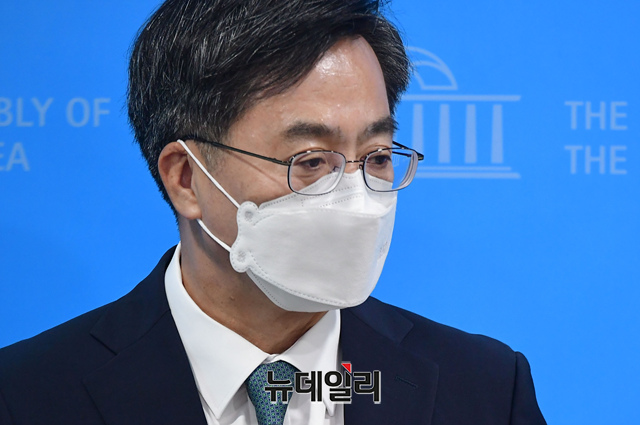 ▲ 문재인정부의 초대 경제부총리를 지낸 김동연 대선 예비후보가 10일 CBS '김현정의 뉴스쇼'에 출연해 더불어민주당의 '초과세수 납부 유예 및 이를 통한 전 국민 재난지원금 지급' 계획과 관련 