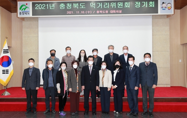 ▲ 충북도가 10일 공동위원장인 이시종 지사를 포함한 20여 명이 참석한 가운데 충북 먹거리위원회를 열었다.ⓒ충북도