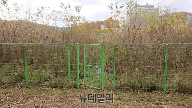 ▲ 대장동 맹꽁이 대체서식지 출입문이 열린 채로 방치돼 있다. ⓒ이상무 기자