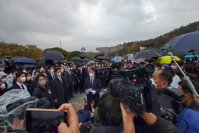 ▲ 윤석열 국민의힘 대선후보가 10일 오후 광주광역시 북구 국립 5·18 민주묘지에서 발언문을 읽고 있다.ⓒ뉴데일리DB