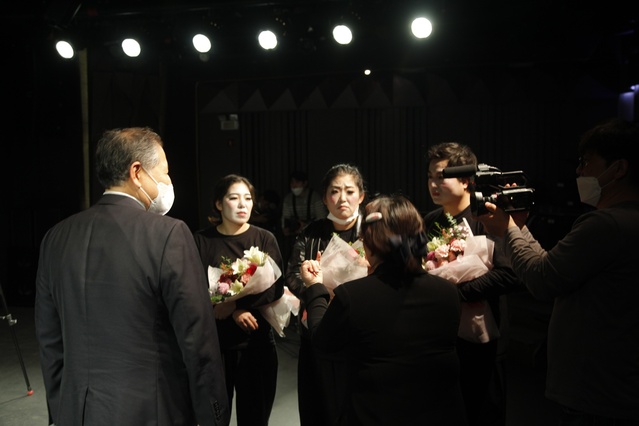 ▲ 배우들을 격려하는 이근용 총장(왼쪽에서 첫 번째).ⓒ대구사이버대