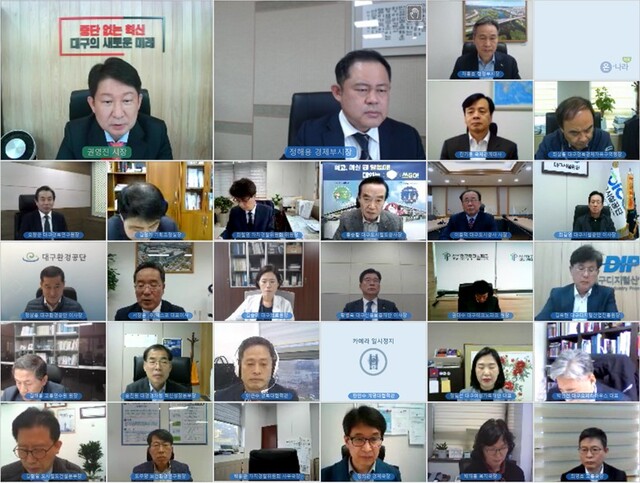 ▲ 권영진 대구시장은 11월 10일 오전 9시 영상회의로 열린 간부회의에서 “오늘 행정부시장을 단장으로 하는 ‘요소수 비상대책 TF’를 구성한 만큼 요소수 수급 대란 장기화에 대비해야 한다”고 말했다.ⓒ대구시