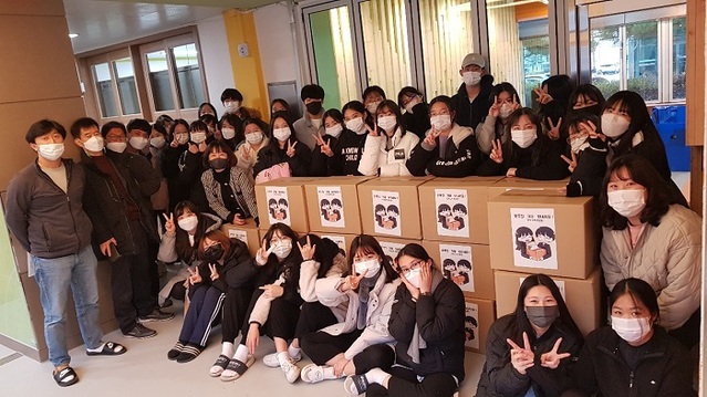 ▲ 진부고등학교 재학생과 교직원들이 지난 10일 사랑의 꾸러미 배달봉사를 하고 있다.ⓒ평창군