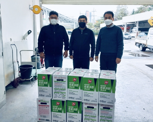 ▲ 충주 신명중기 이현우(가운데)대표가 충주시청을 방문해 김영덕 회계과 차량팀장에게 요소수를 전달했다.ⓒ충주시