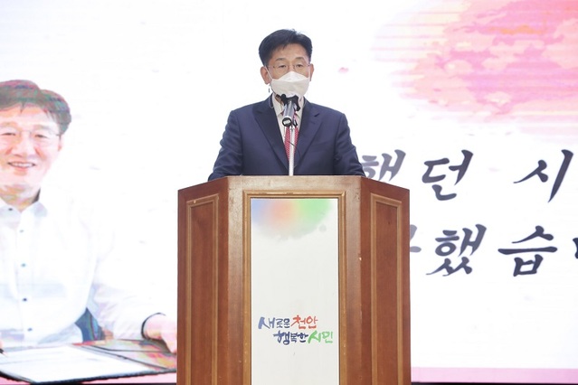 ▲ 전만권 천안시부시장이 11일 시청에서 열린 퇴임식에서 인사말을 하고 있다.ⓒ천안시