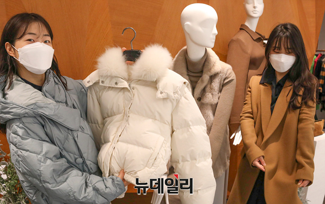 ▲ '2021년 해외패션 가을·겨울 시즌오프'를 하루 앞둔 11일 오전 서울 강남구 현대백화점 무역센터점 3층에서 직원들이 상품을 소개하고 있다. ⓒ현대백화점그룹