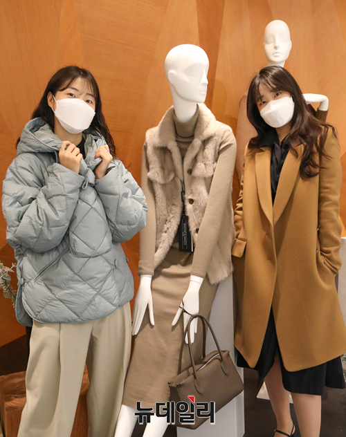 ▲ '2021년 해외패션 가을·겨울 시즌오프'를 하루 앞둔 11일 오전 서울 강남구 현대백화점 무역센터점 3층에서 직원들이 상품을 소개하고 있다. ⓒ현대백화점그룹