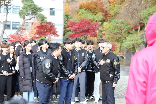 ▲ 청주대 차천수 총장이 11일 오징어게임 홍보 영상 촬영에 참여하는 등 높은 관심을 나타냈다. 차 총장이 오징어 게임 홍보 영상 촬영 현장에서 학생들과 대화를 하고 있다.ⓒ청주대
