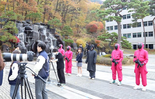 ▲ 청주대학교 비즈니스대학 교수와 학생들이 넷플릭스 드라마 오징어 게임을 각색한 홍보영상을 촬영하고 있다.ⓒ청주대