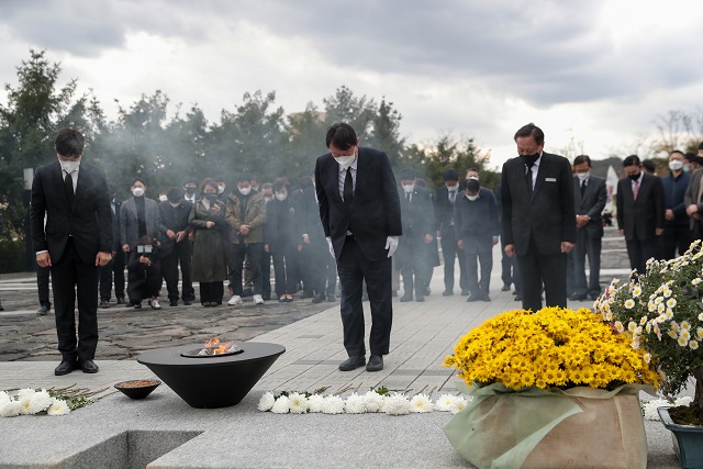 ▲ 윤석열 국민의힘 대선후보가 11일 오후 경남 김해시 봉하마을을 찾아 고(故) 노무현 전 대통령 묘역에 참배하고 있다.ⓒ윤석열 캠프