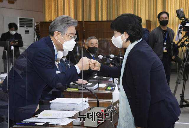 ▲ 이재명 더불어민주당 대통령 후보(왼쪽)와 서영교 더불어민주당 의원. ⓒ이종현 기자