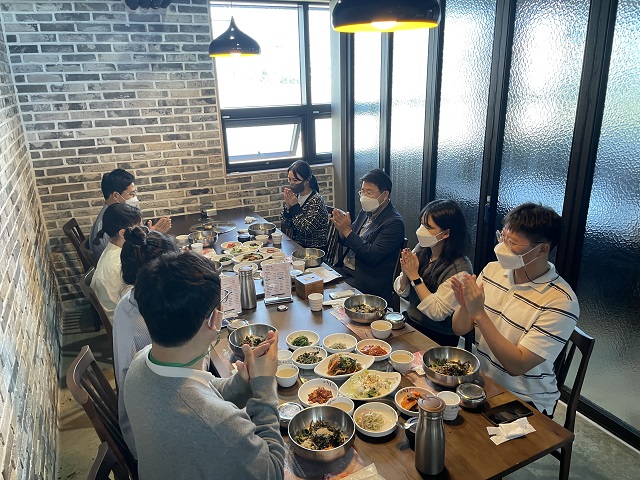 ▲ 포항시 흥해읍행정복지센터는 지난 10일 임용 한달된 새내기 공무원, 경력 1년차 공무원들과 ‘새내기 직원과 함께하는 생생토크를 가졌다.ⓒ포항시