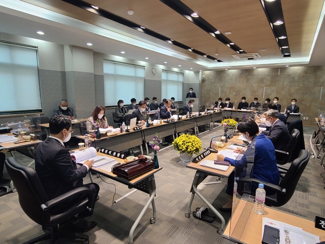 ▲ 경상북도의회 기획경제위원회(위원장 배진석)는 11월 9일에 이어 10일에는 경북하이브리드부품연구원, 대구경북연구원에 대한 2021년도 행정사무감사를 실시했다.ⓒ경북도의회