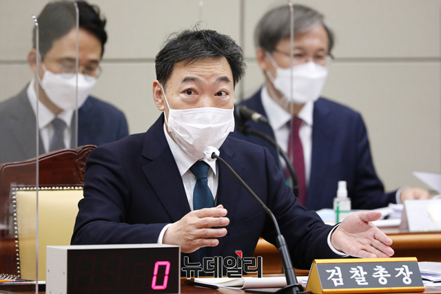 ▲ 김오수 검찰총장이 지난달 18일 서울 서초구 대검찰청에서 열린 국회 법제사법위원회의 대검찰청에 대한 국정감사에 의원들 질의에 답하고 있다. ⓒ이종현 기자