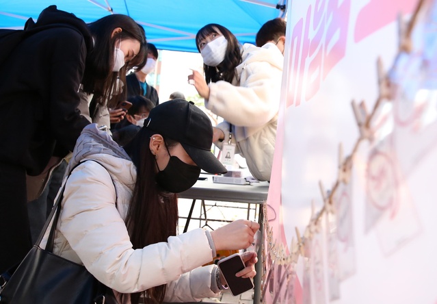 ▲ 사진은 11일 오후 영진전문대 복현캠퍼스에서 열린 ‘마음건강 캠페인’에 참가자가 ‘마음응원 메시지’를 작성해 걸고 있다.ⓒ영진전문대