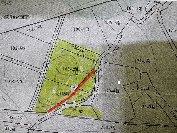 ▲ 서구청이 A씨 소유의 골프 연습장에 설치된 구거(도랑) 위치(붉은색).ⓒ독자제공