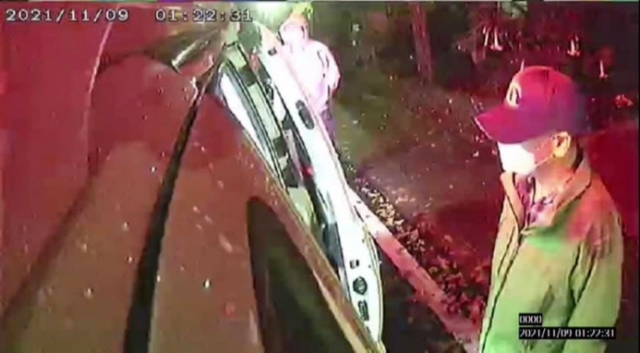 ▲ 이해식 의원이 공개한 CCTV 화면 캡쳐 사진. 이재명 후보가 구급차를 바라보고 있다. ⓒ이해식 더불어민주당 의원 SNS 캡쳐