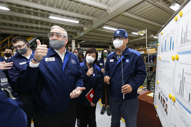 ▲ 스티브 키퍼 GM 수석부사장이 부평공장을 방문한 모습. ⓒ한국GM