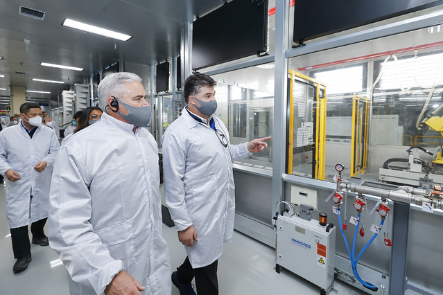 ▲ 스티브 키퍼 GM 부사장, 카허 카젬 한국GM 사장이 지난 10일 창원공장을 방문했다. ⓒ한국GM