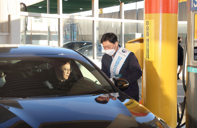 ▲ 유류세 인하 첫날인 12일 주유소를 방문한 박기영 산업부 차관이 손님을 응대하고 있다.ⓒ산업부