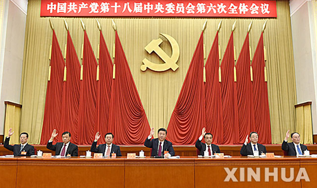 ▲ 제19차 중국 공산당 대회 6차 당 중앙위원회 전체회의(6중전회)에 참석한 공산당 중앙위 상무위원 7인의 모습. 중앙이 시진핑 국가주석이다. ⓒ뉴시스 신화. 무단전재 및 재배포 금지.