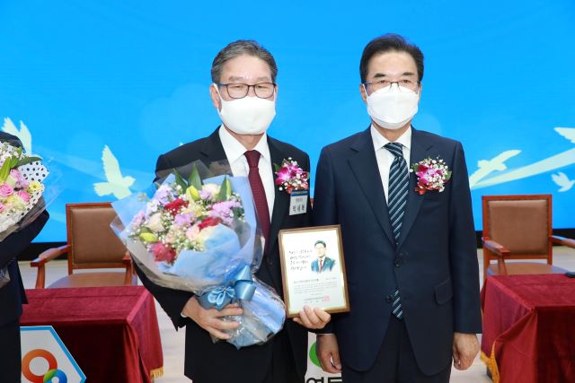 ▲ 박세복 영동군수(좌)와 이성희 농협중앙회장(우).ⓒ영동군