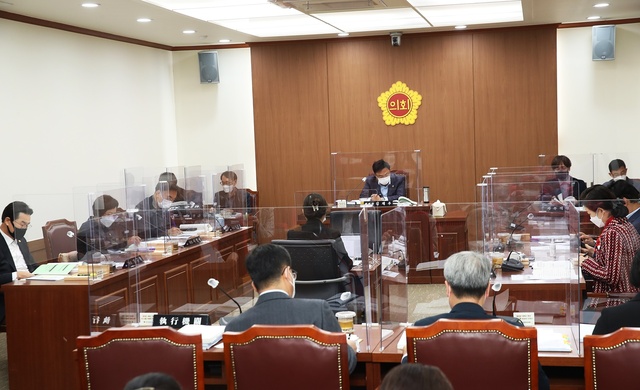 ▲ 대구시의회 문화복지위원회(위원장 김재우)는 11일 대구시 문화체육관광국에 대한 행정사무감사에서 고사 위기의 관광업계에 대한 실질적인 지원 대책 마련 등을 강력히 주문했다.ⓒ대구시의회