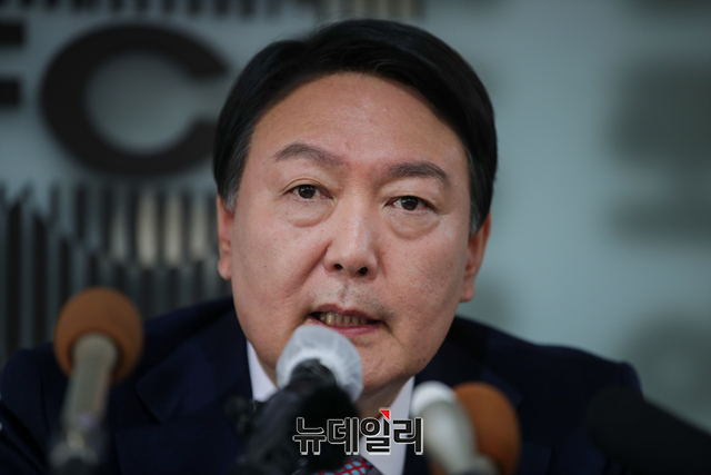 ▲ 윤석열 국민의힘 대선후보가 12일 오후 서울 중구 한국프레스센터에서 열린 서울외신기자클럽 초청 기자간담회에서 발언을 하고 있다.ⓒ강민석 기자(사진=윤석열 캠프)